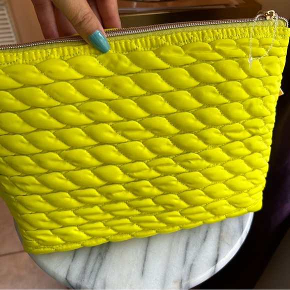 Juicy Couture makeup bag whit travel bottle - Picture 5 of 6